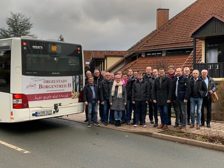 CDU-Stadtratsfraktion Borgentreich vor einem Bus